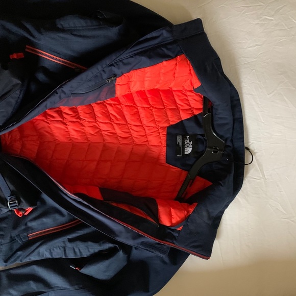 North face ski jacket with matching gloves - Picture 3 of 3